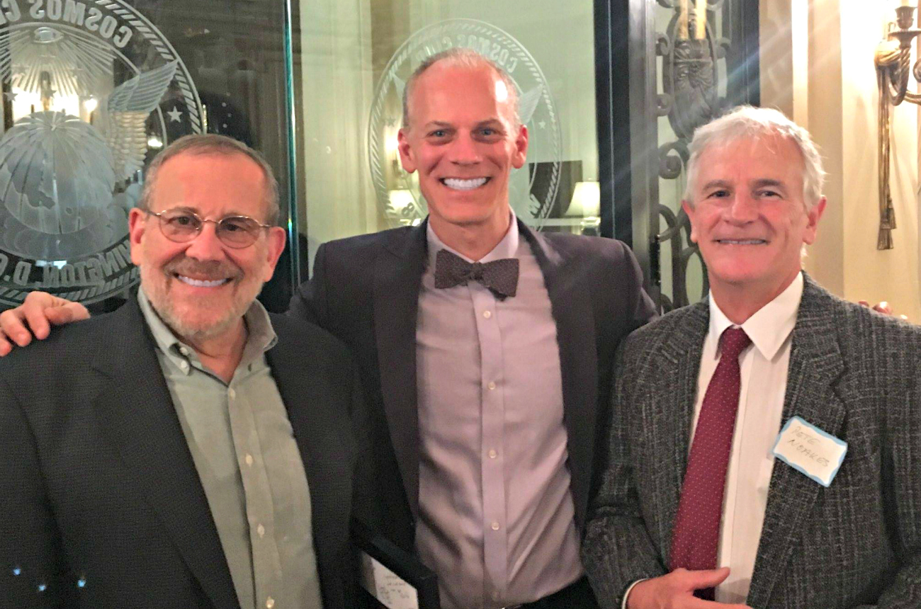 Jeffrey Miner Helps Mentor Joshua Sanes Celebrate Gruber Award